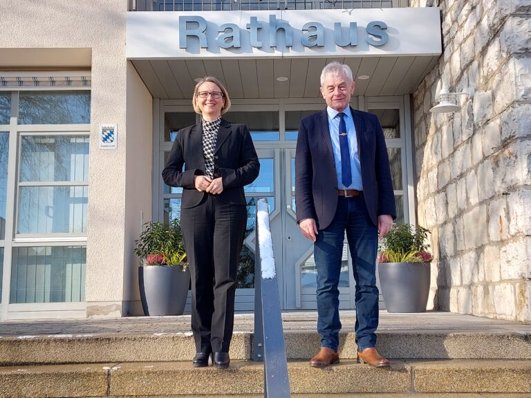 Bürgermeister Eduard Meier mit Susanne Hierl vor dem Seubersdorfer Rathaus