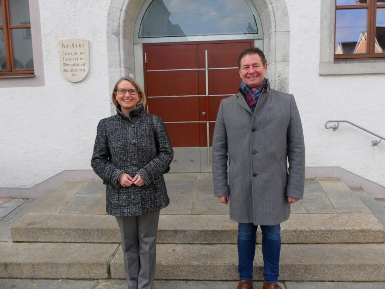 Susanne Hierl mit Thomas Thumann vor dem Neumarkter Rathaus